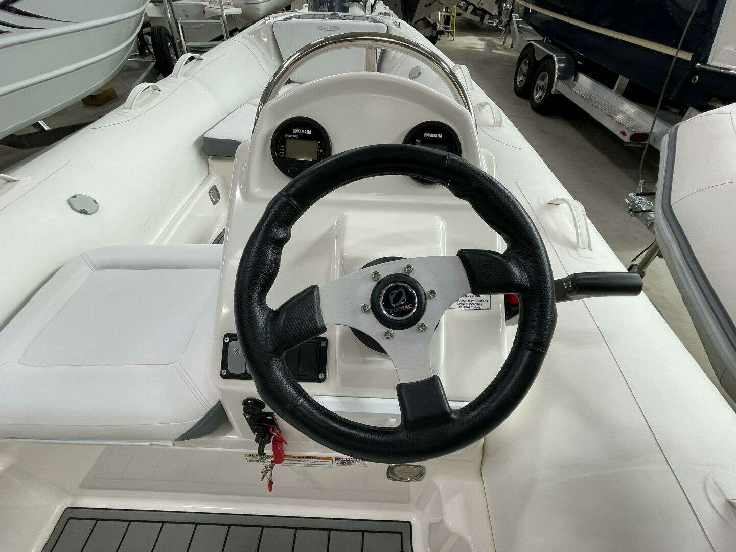 2025 Zodiac Yachtline 490 Deluxe NEO - Image 13