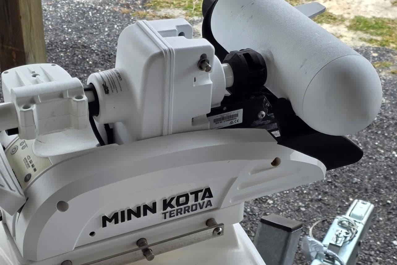 Minn Kota Terrova motor on 2018 SeaVee 270Z boat, close-up view.