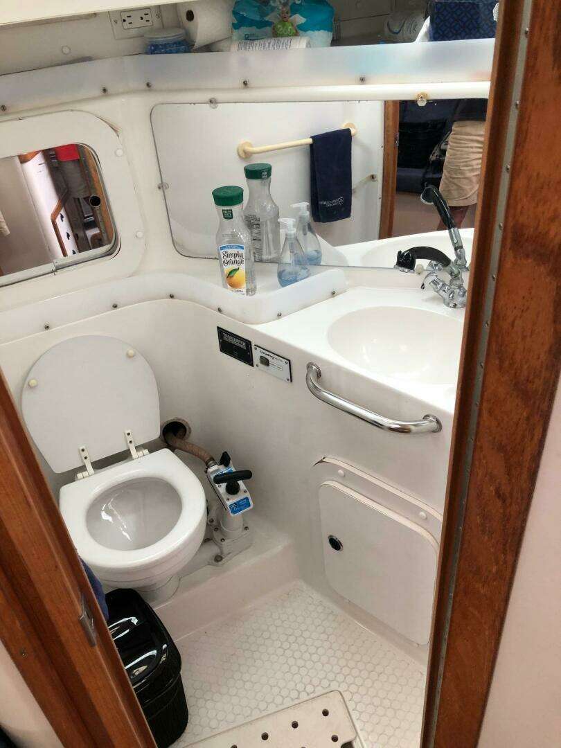 1998 Catalina 320 - Image 26