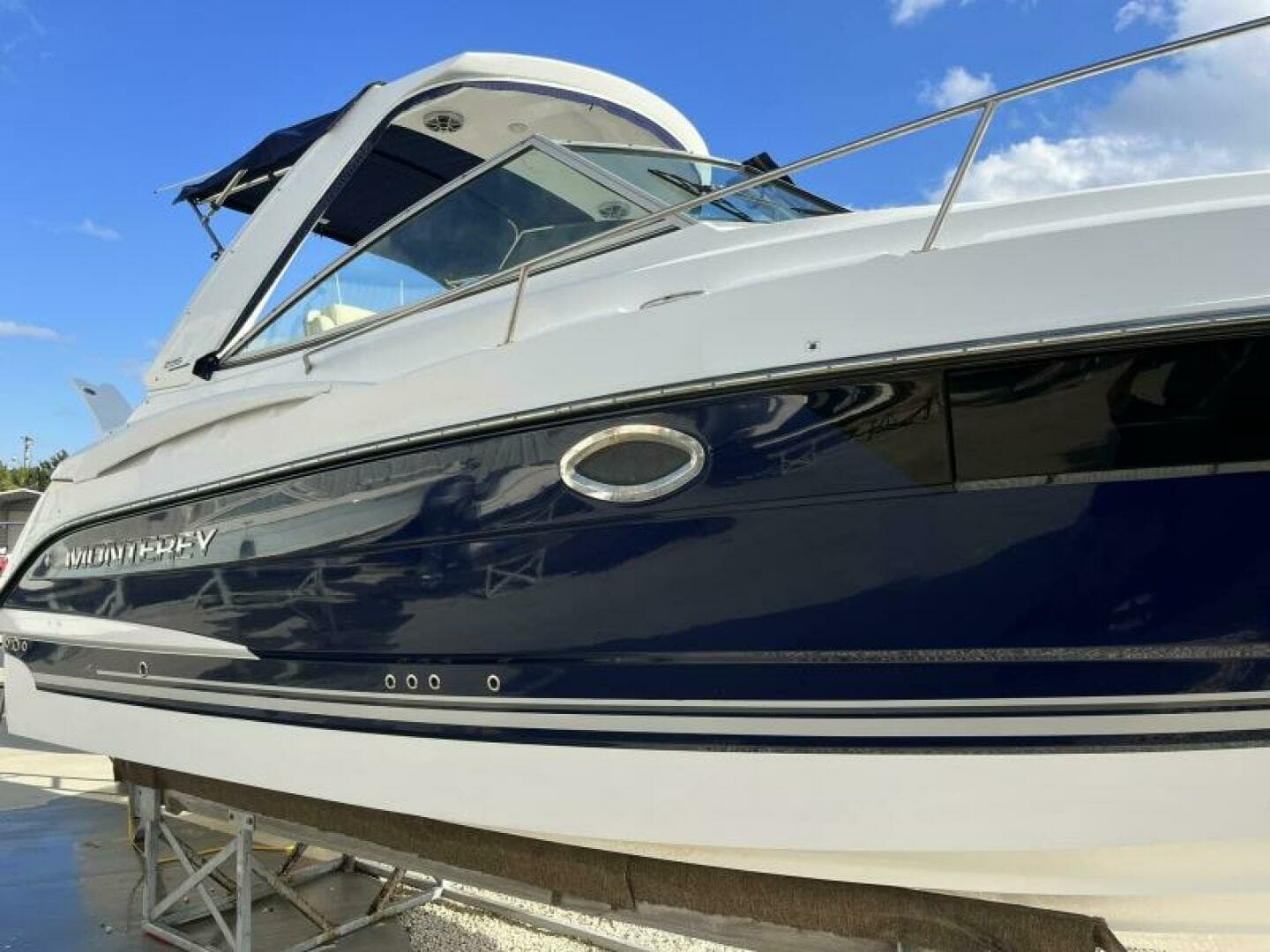 2018 Monterey 295 Sport Yacht - Image 2