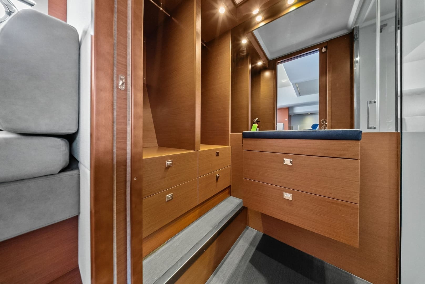 2015 Prestige 550 - Image 41