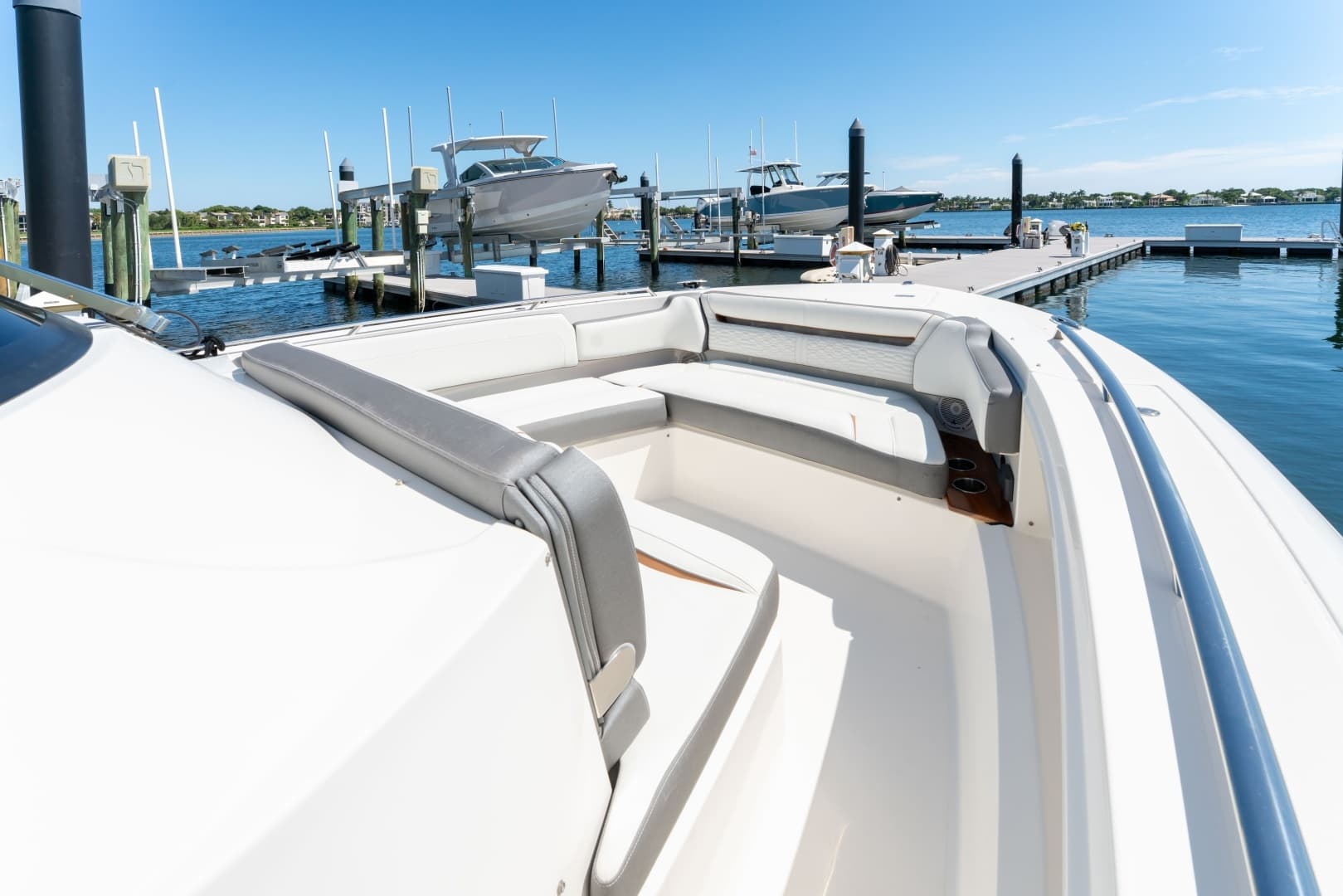 2020 Tiara Yachts 38 LS - Image 21