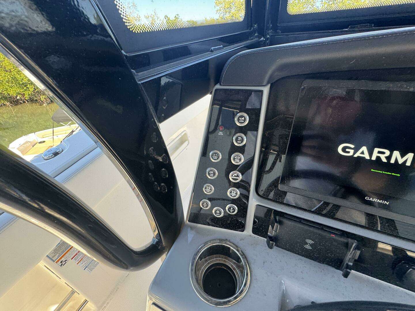 2023 Robalo R270 Center Console - Image 27