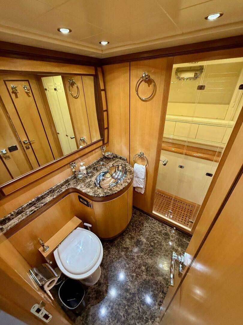 2005 Mangusta 92 - Image 10