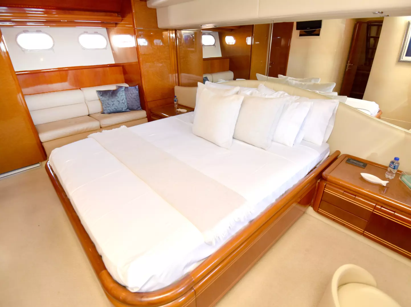 1997 Ferretti Yachts 80 - Image 13