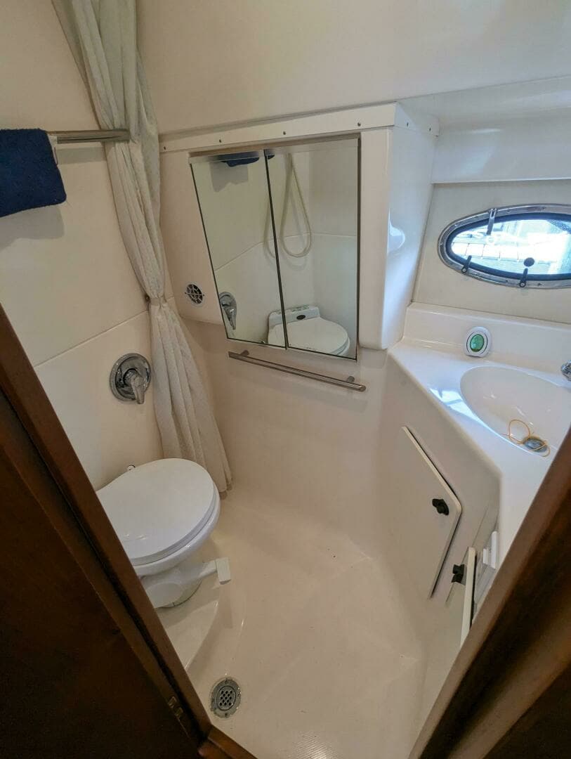2000 Tiara Yachts 3500 Express - Image 9