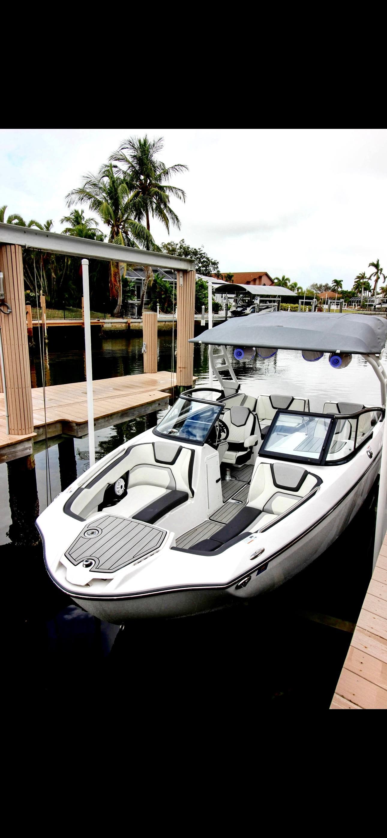 2023 Yamaha Boats 252SD docked, featuring sleek design and modern amenities.