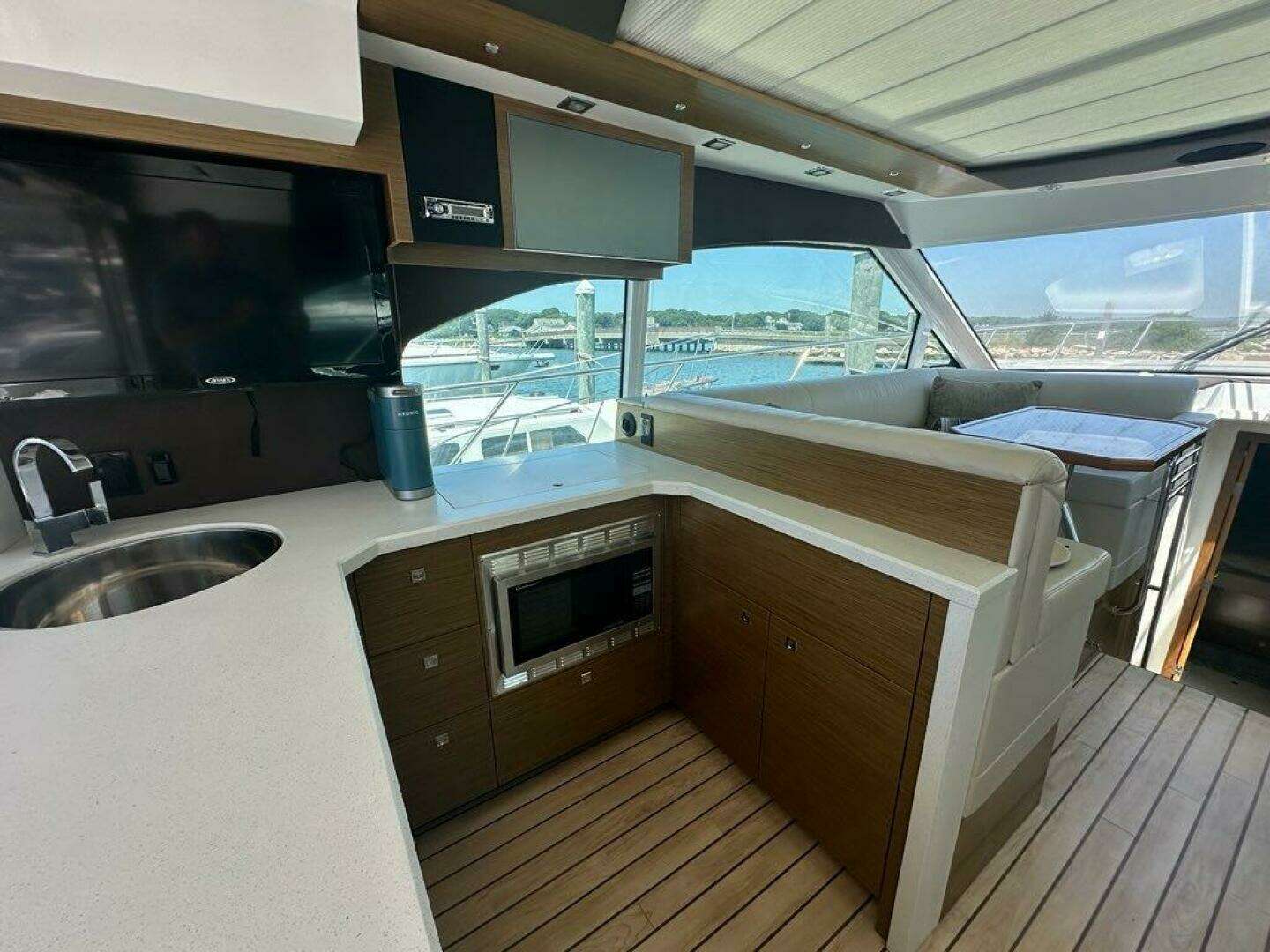 2015 Cruisers Yachts Cantius - Image 30