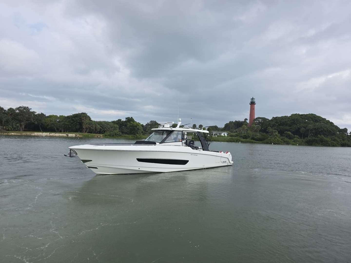 2021 Boston Whaler 420 Outrage - Image 2