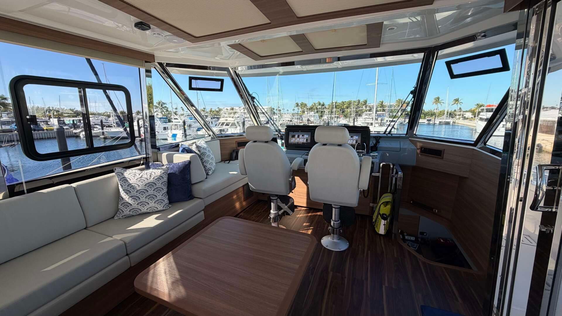 2025 Aquila 54 ENCLOSED BRIDGE - Image 71