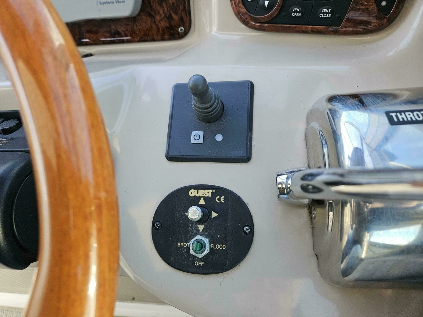 2004 Sea Ray 320 - Image 10