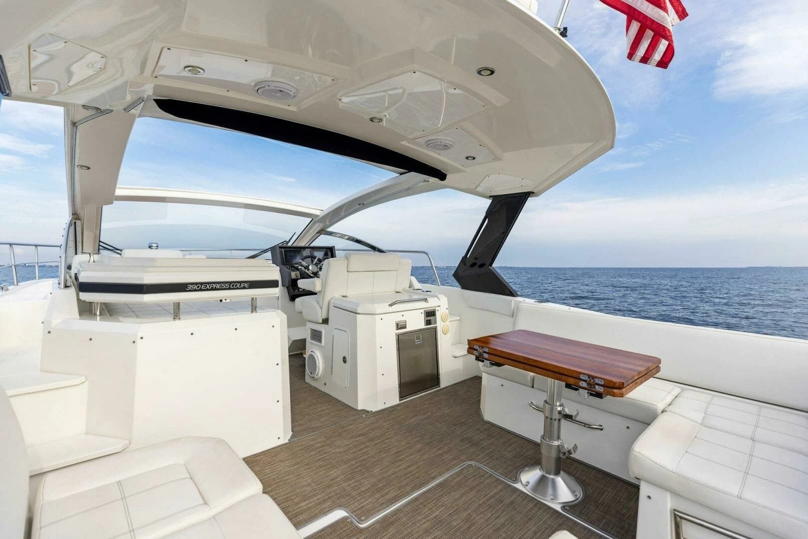 2015 Cruisers Yachts 390 Express Coupe - Image 17