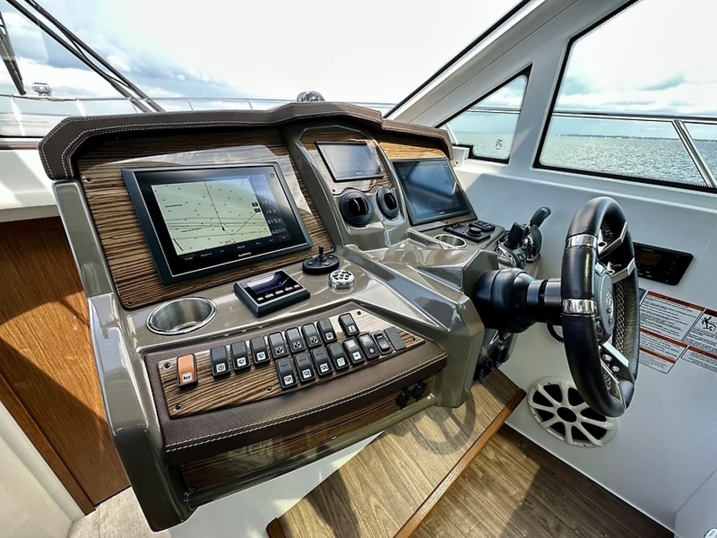 2016 Cruisers Yachts Cantius - Image 43