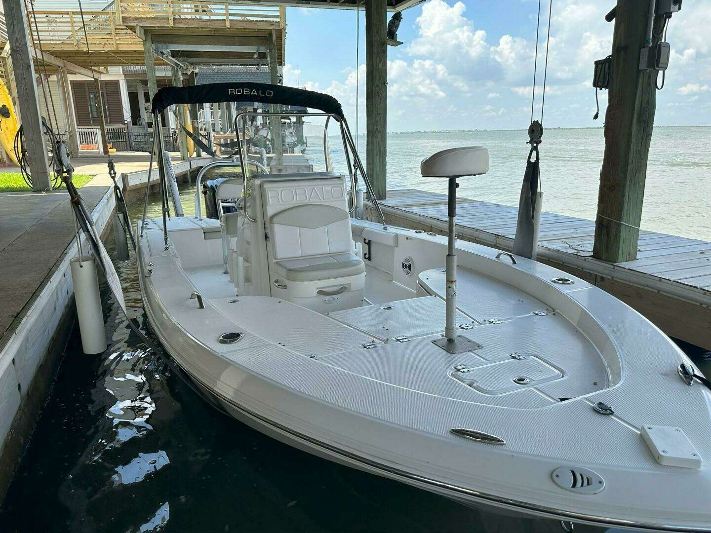 2016 Robalo 226 Cayman - Image 3