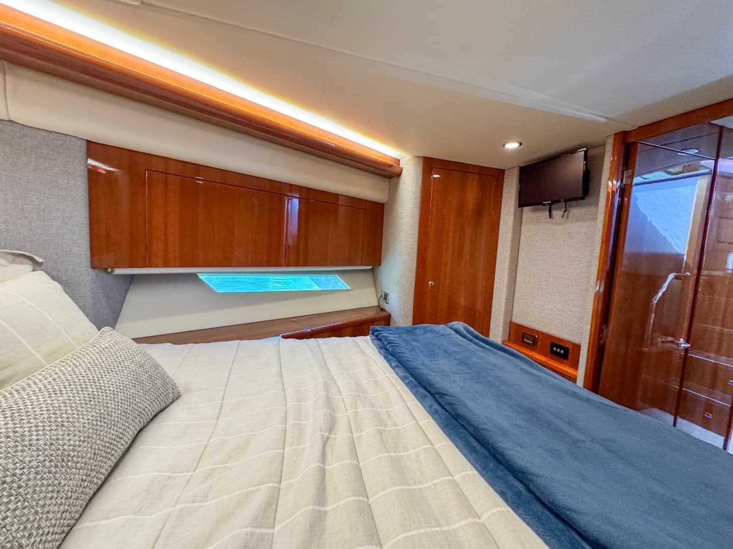 2015 Riviera 53 Enclosed Bridge - Image 35