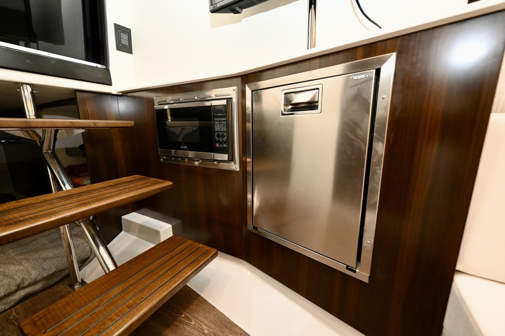 2022 Cruisers Yachts 38 GLS OB - Image 31