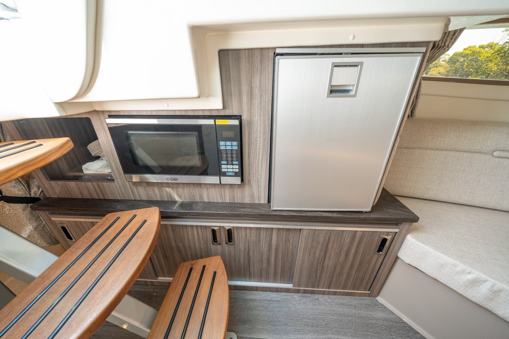 2021 Sea Ray 320 Sundancer - Image 33
