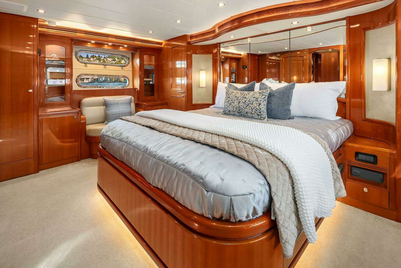 2014 Hampton 720 Skylounge LRC - Image 45