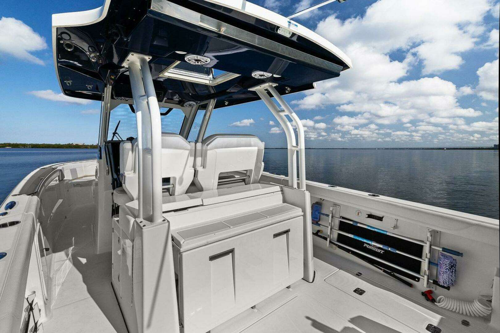 2021 Pursuit S328 - Image 31