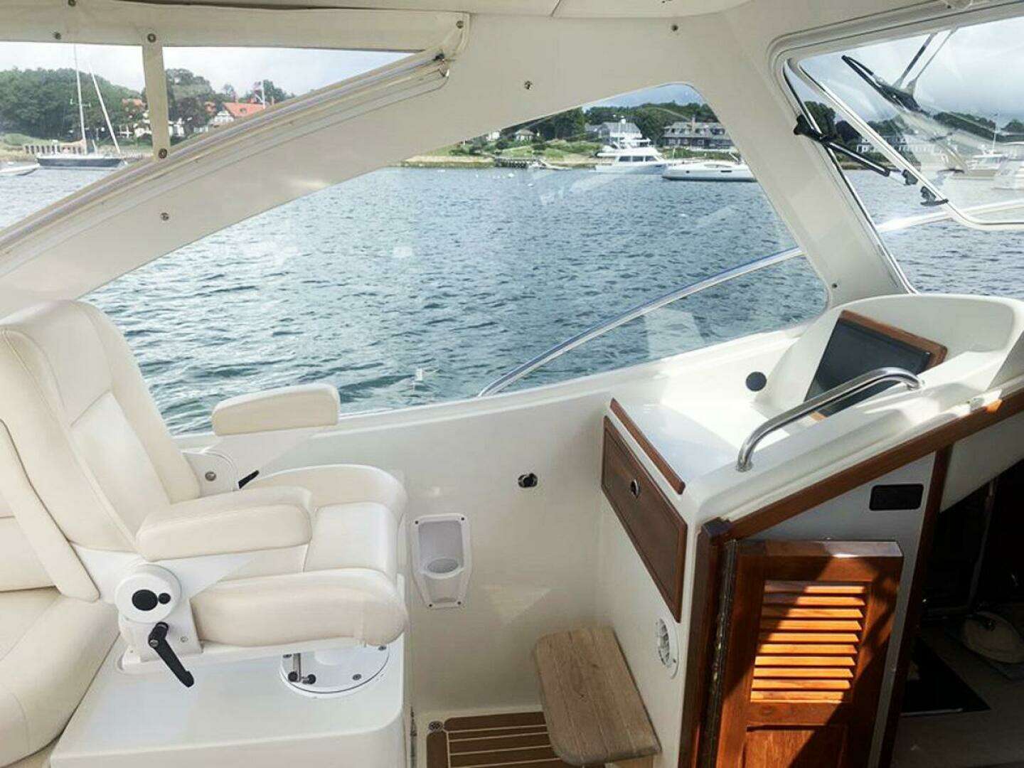 2007 MJM 34z Hard Top Express - Image 11