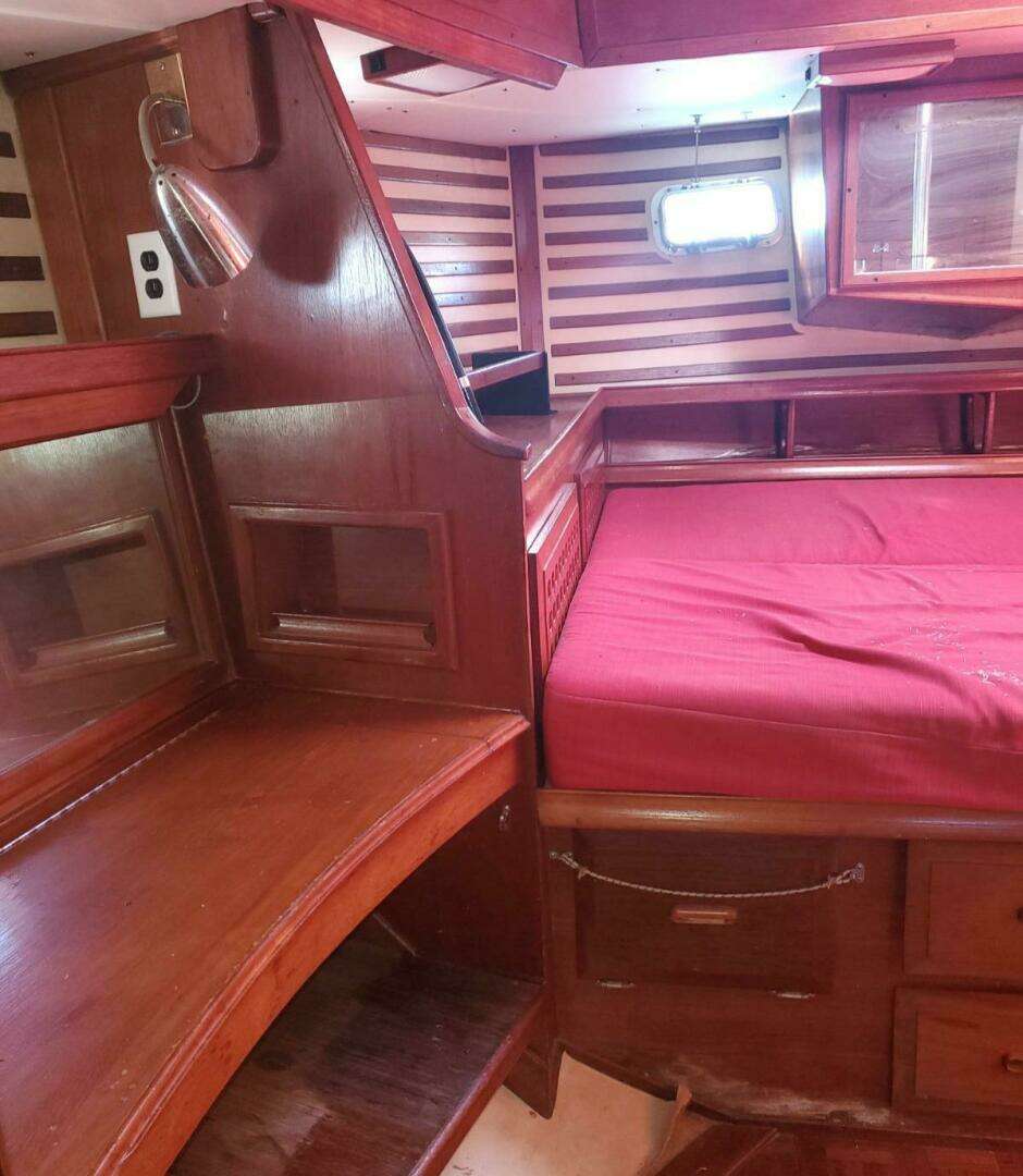 1982 Endeavour 43 CC - Image 11