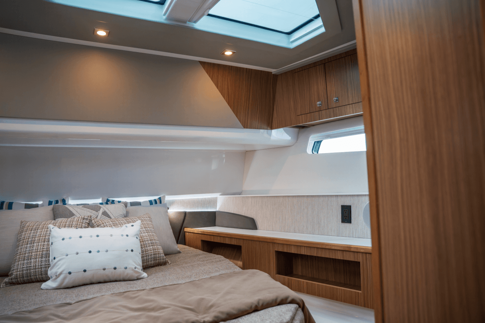 2026 Cruisers Yachts 50GLS OB - Image 39