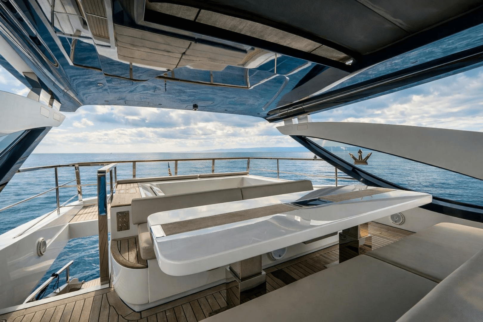2018 Dominator Yachts Dominator Ilumen - Image 33