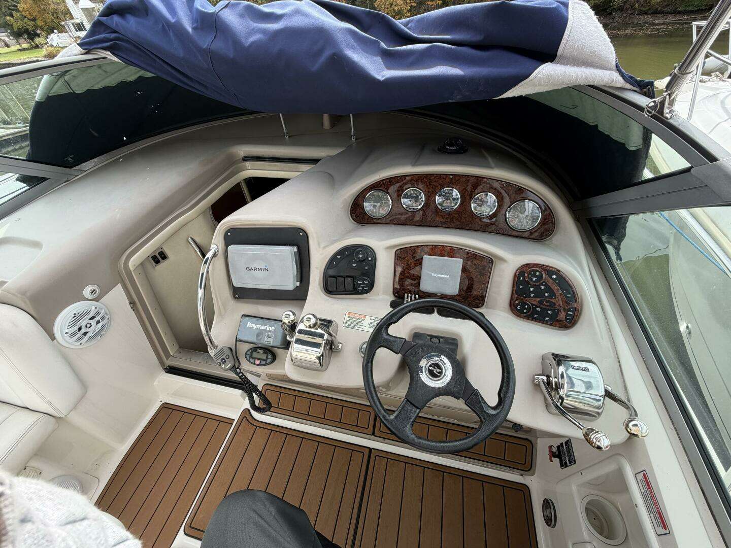 2005 Sea Ray 320 Sundancer - Image 12