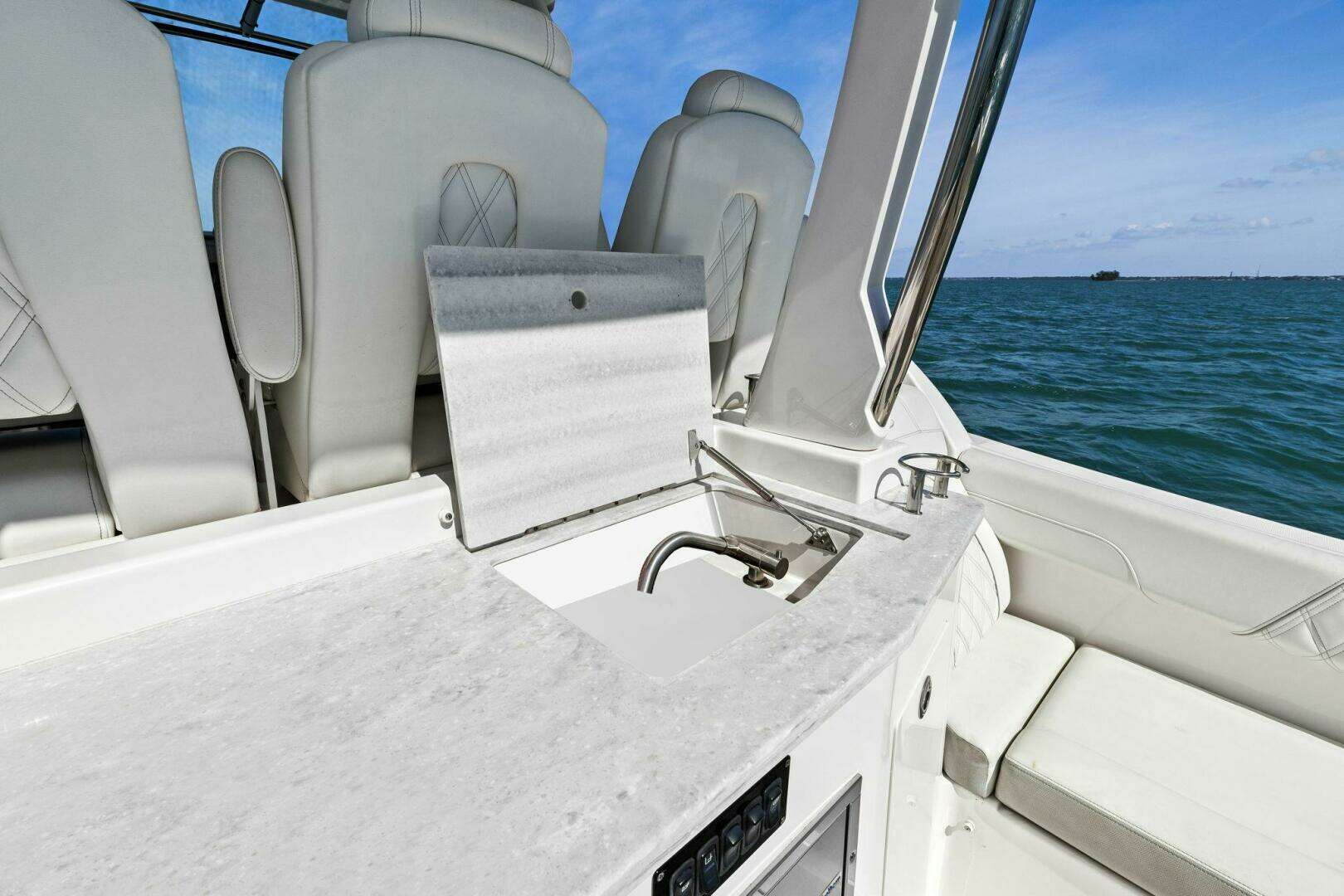 2020 Regal 33 SAV - Image 40