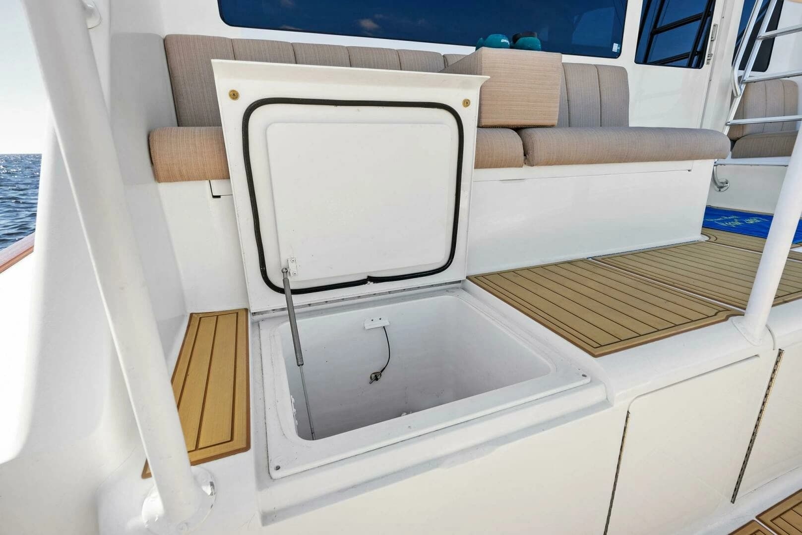 2002 Viking 65 Convertible - Image 16