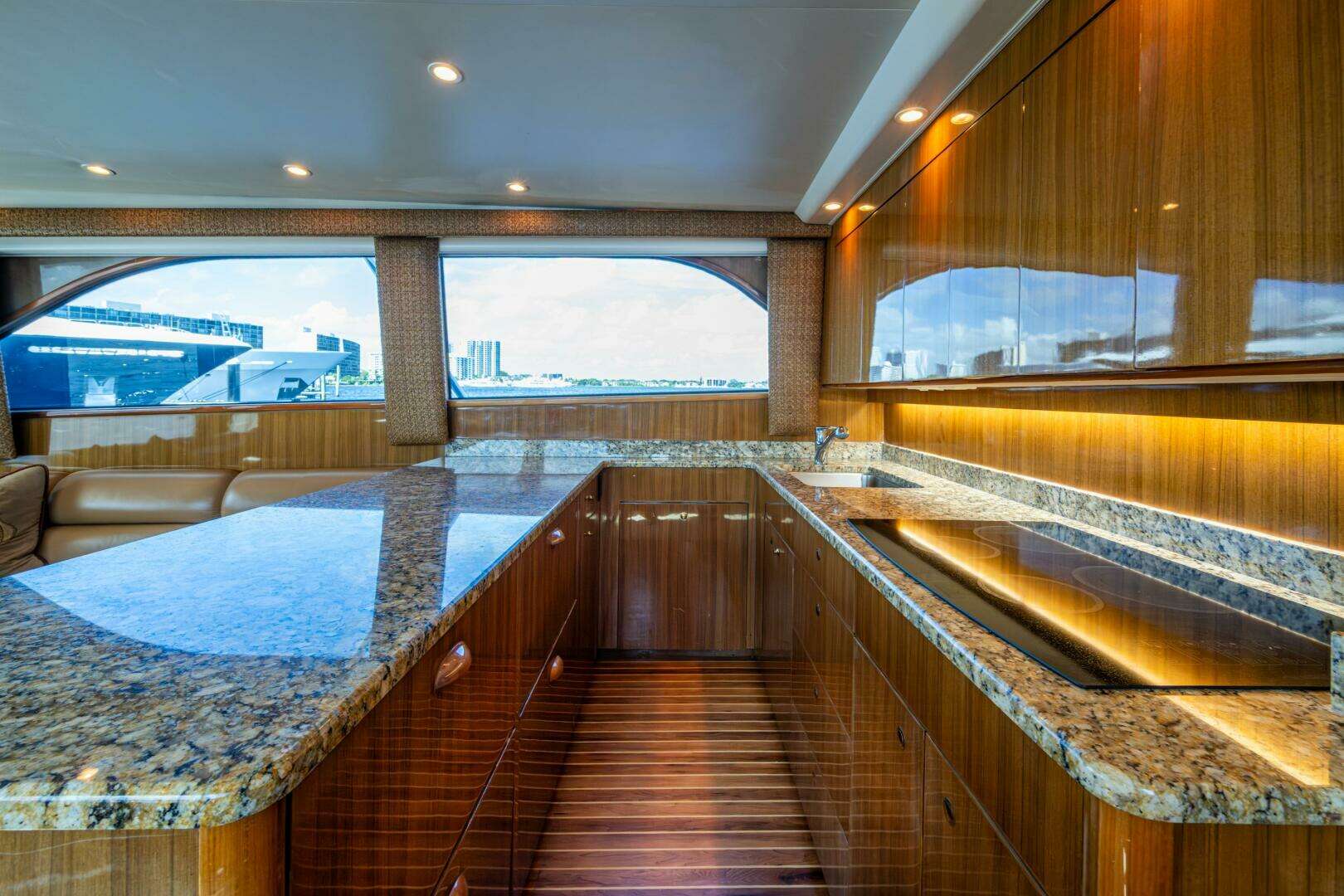 2006 Viking 52 Convertible - Image 7