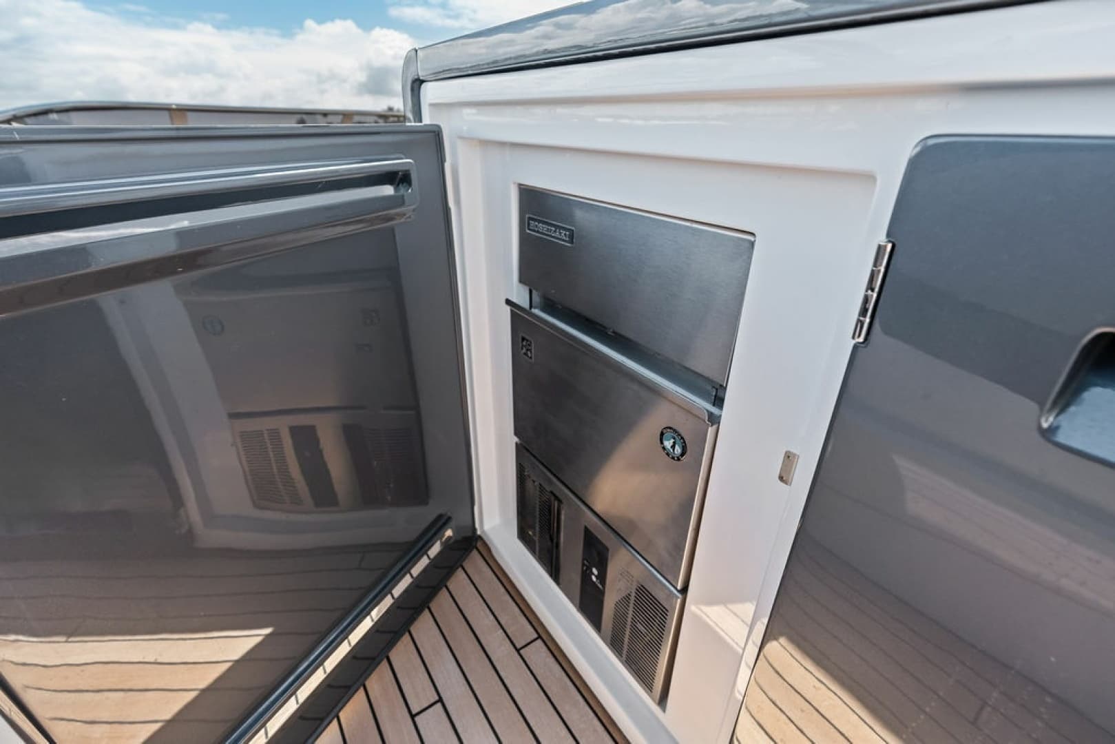 2026 Sunseeker 88 Yacht - Image 36