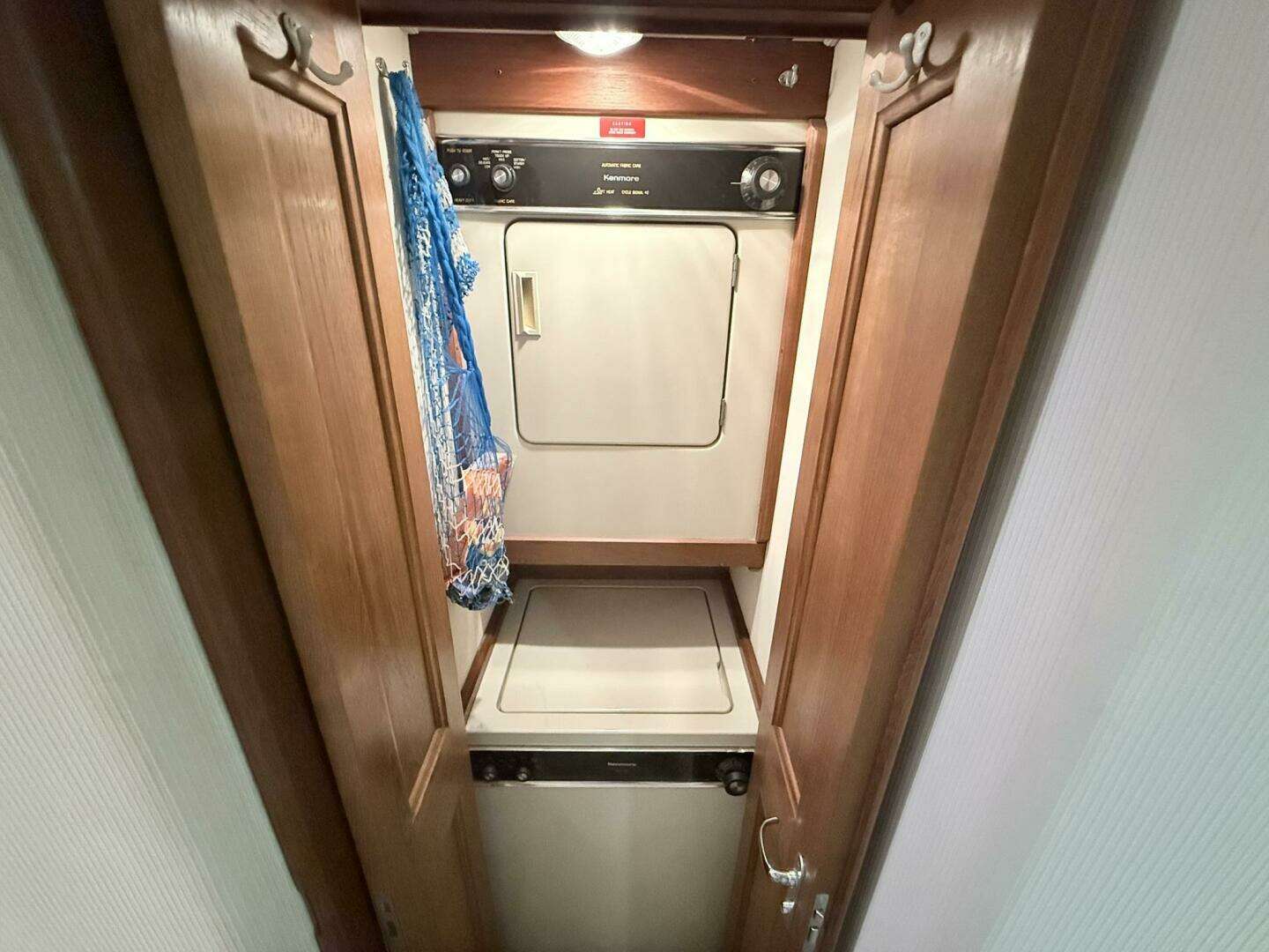 1992 Viking 50 Convertible - Image 31