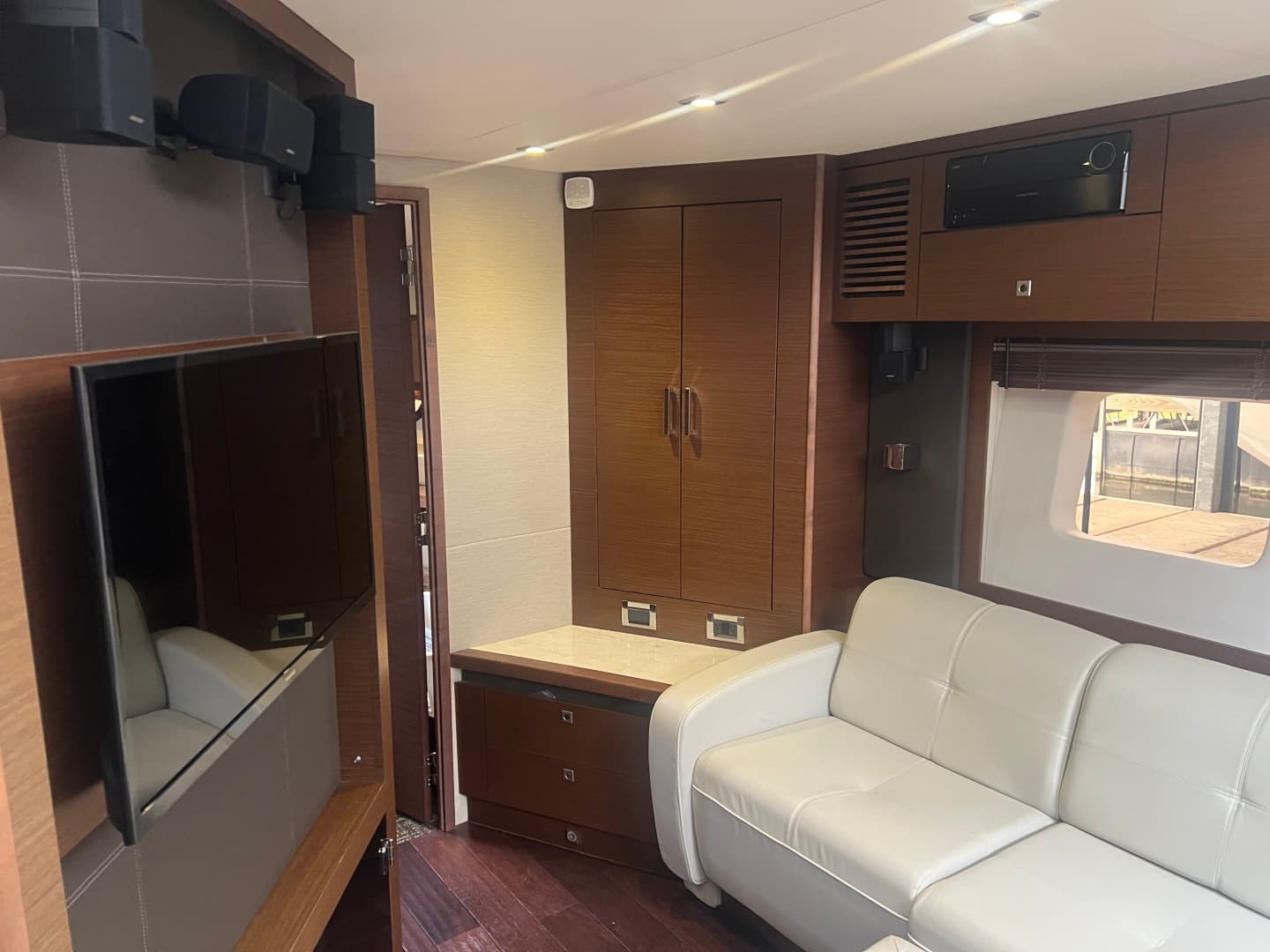 2015 Sea Ray 510 SUNDANCER - Image 19