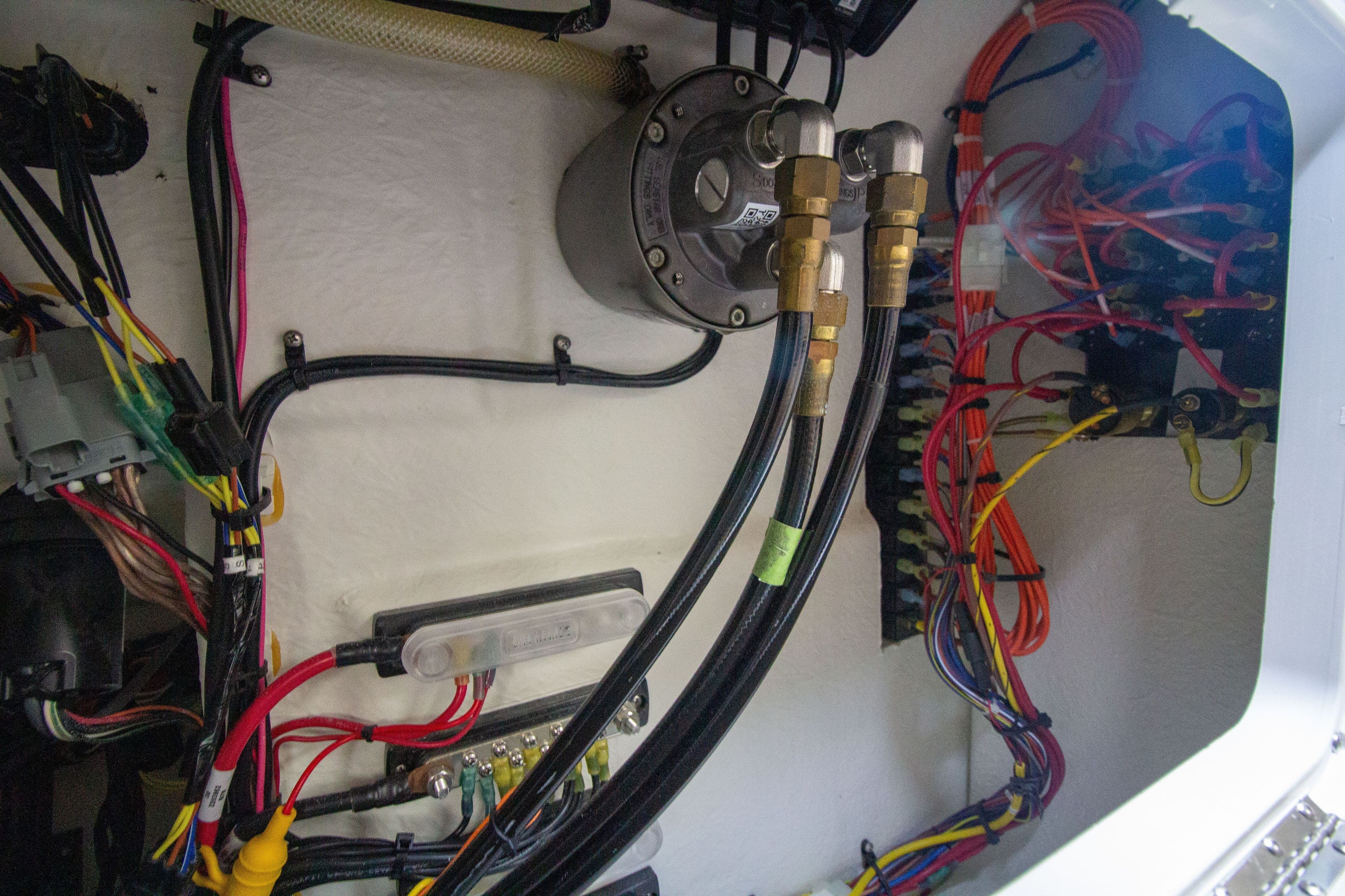 Electrical wiring in Parker 2520 XLD Sport Cabin 2022 boat.