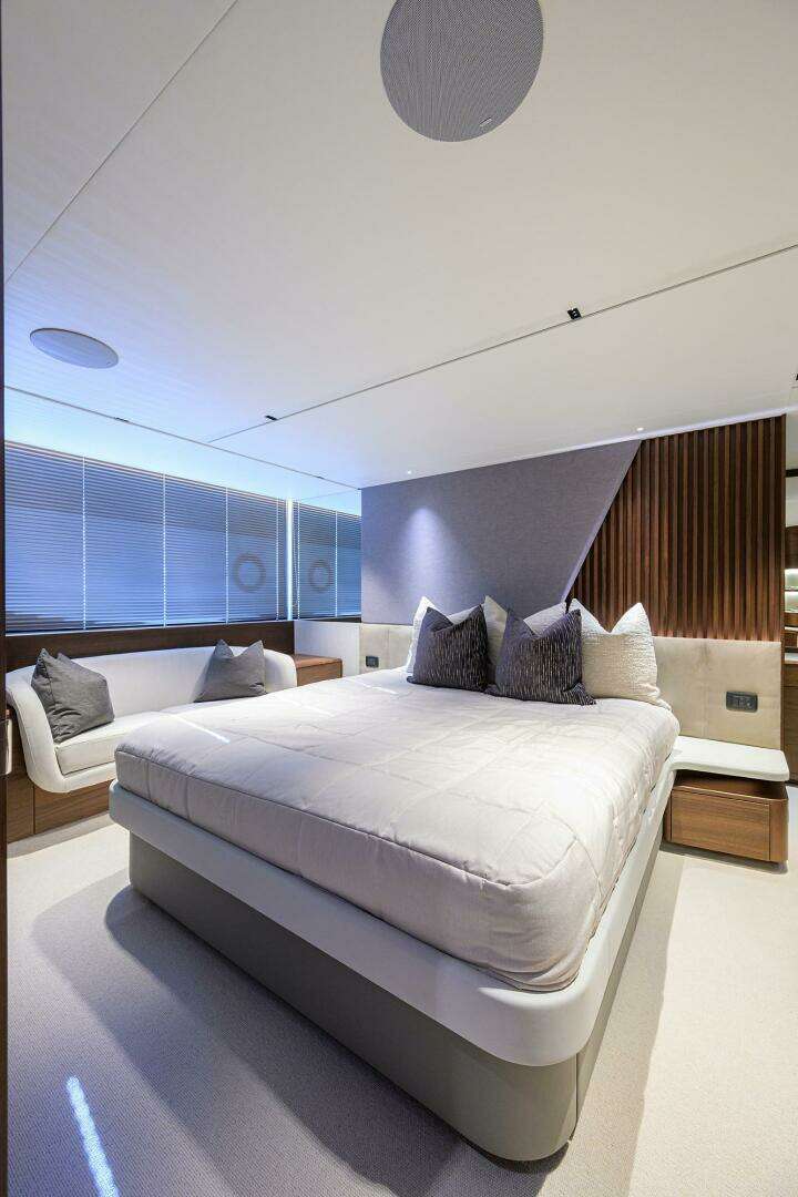 2027 Princess S72 - Image 26
