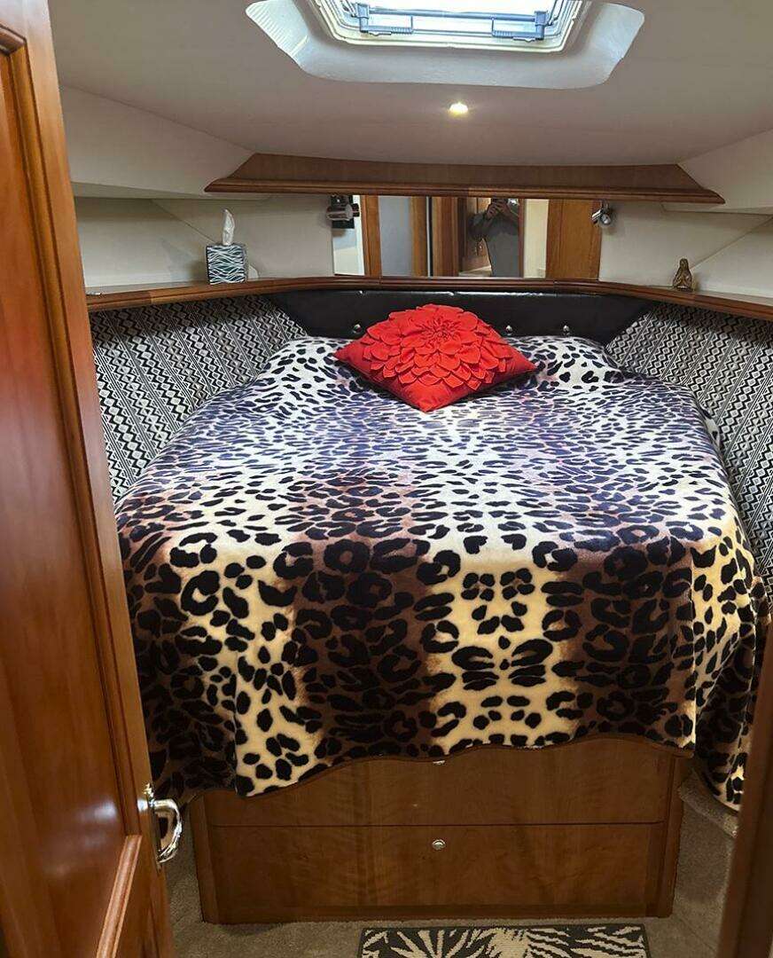 2002 Silverton 42 Convertible - Image 34