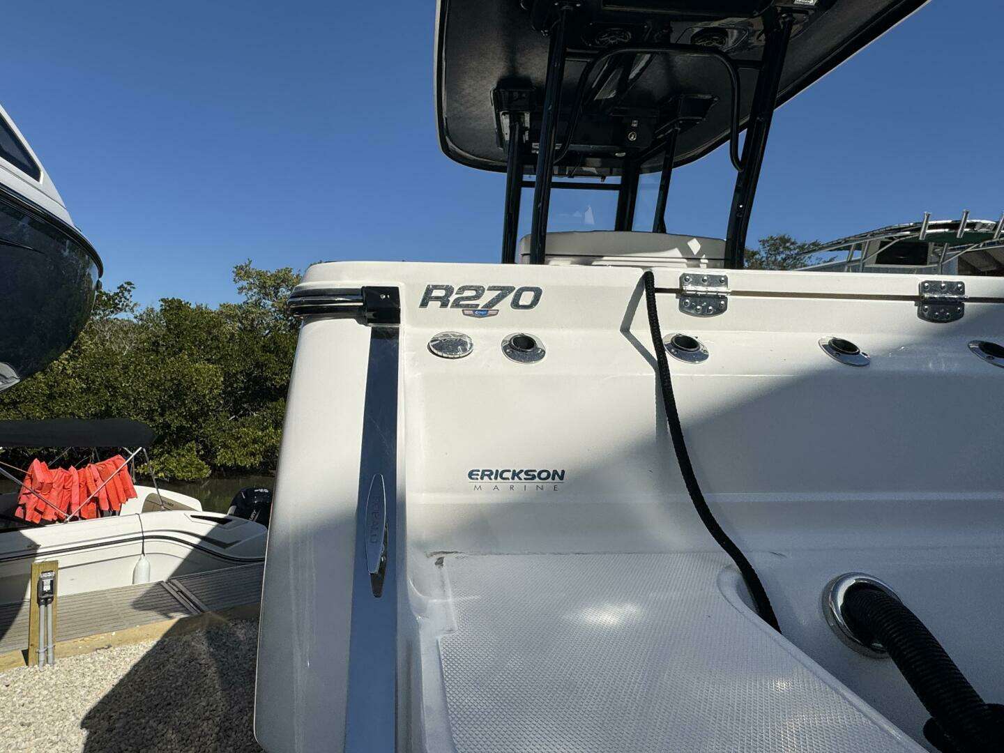 2023 Robalo R270 Center Console - Image 8