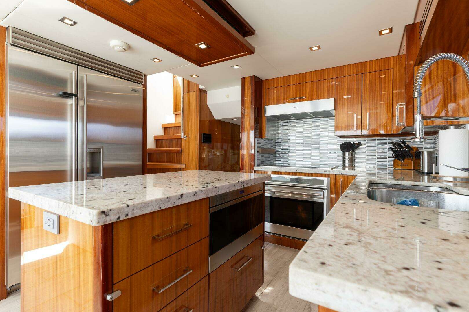 2014 Hatteras 80 - Image 21