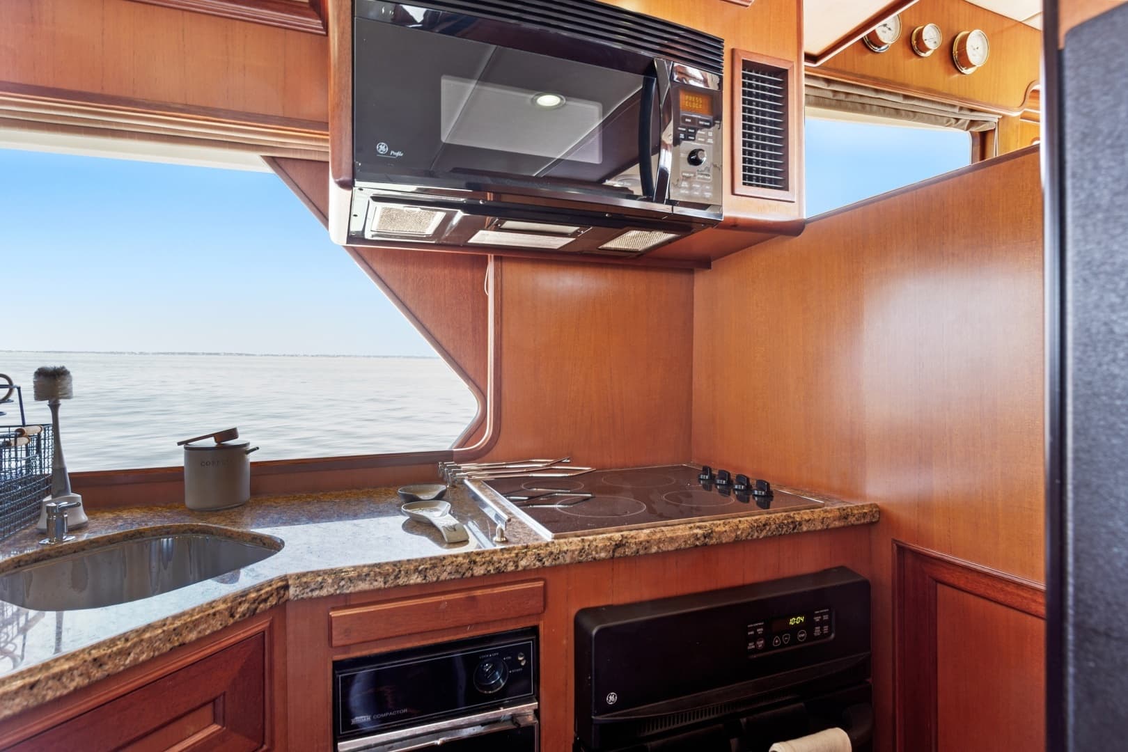 2005 Offshore Yachts Offshore 66 - Image 34