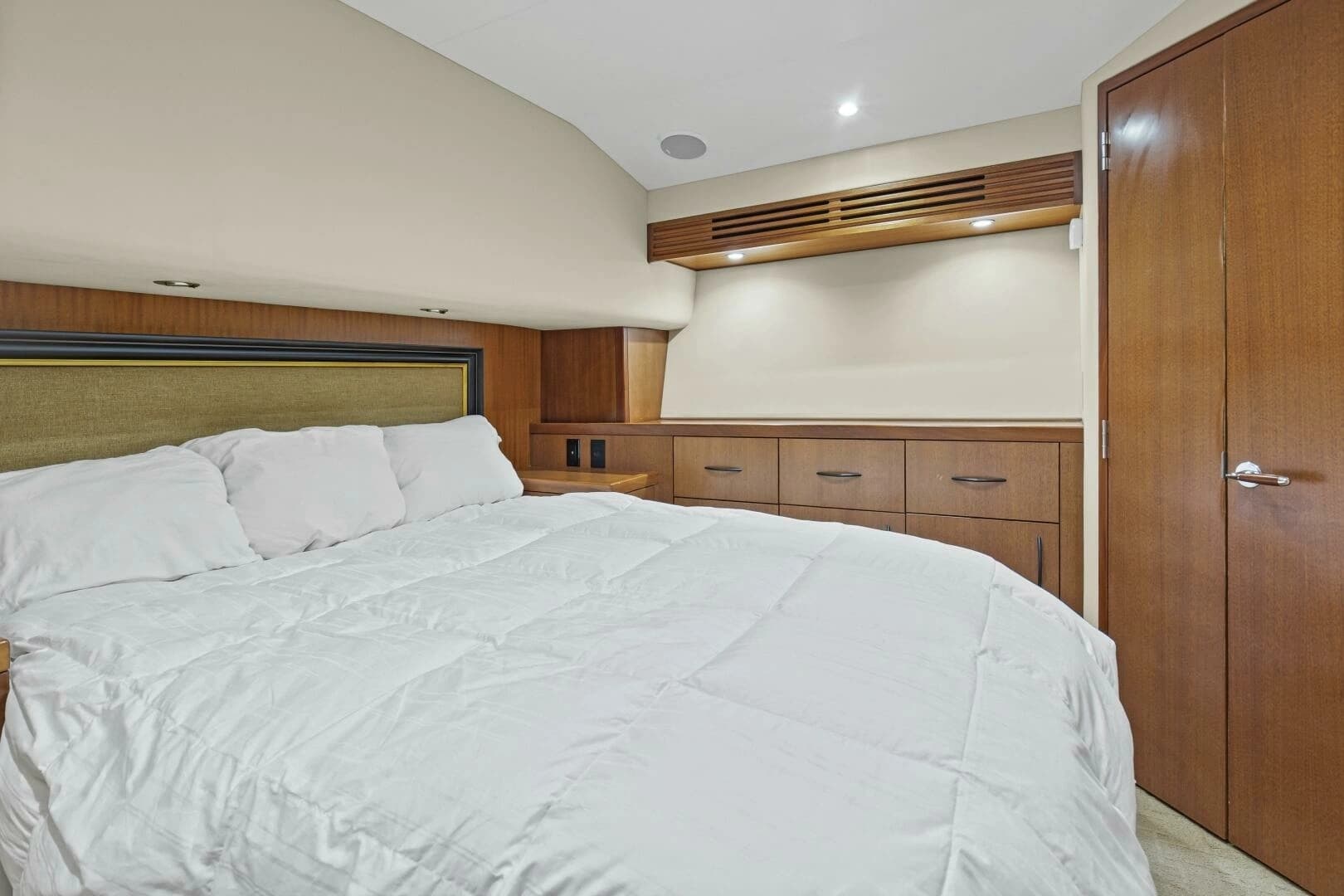 2008 Hatteras 60 Convertible - Image 16
