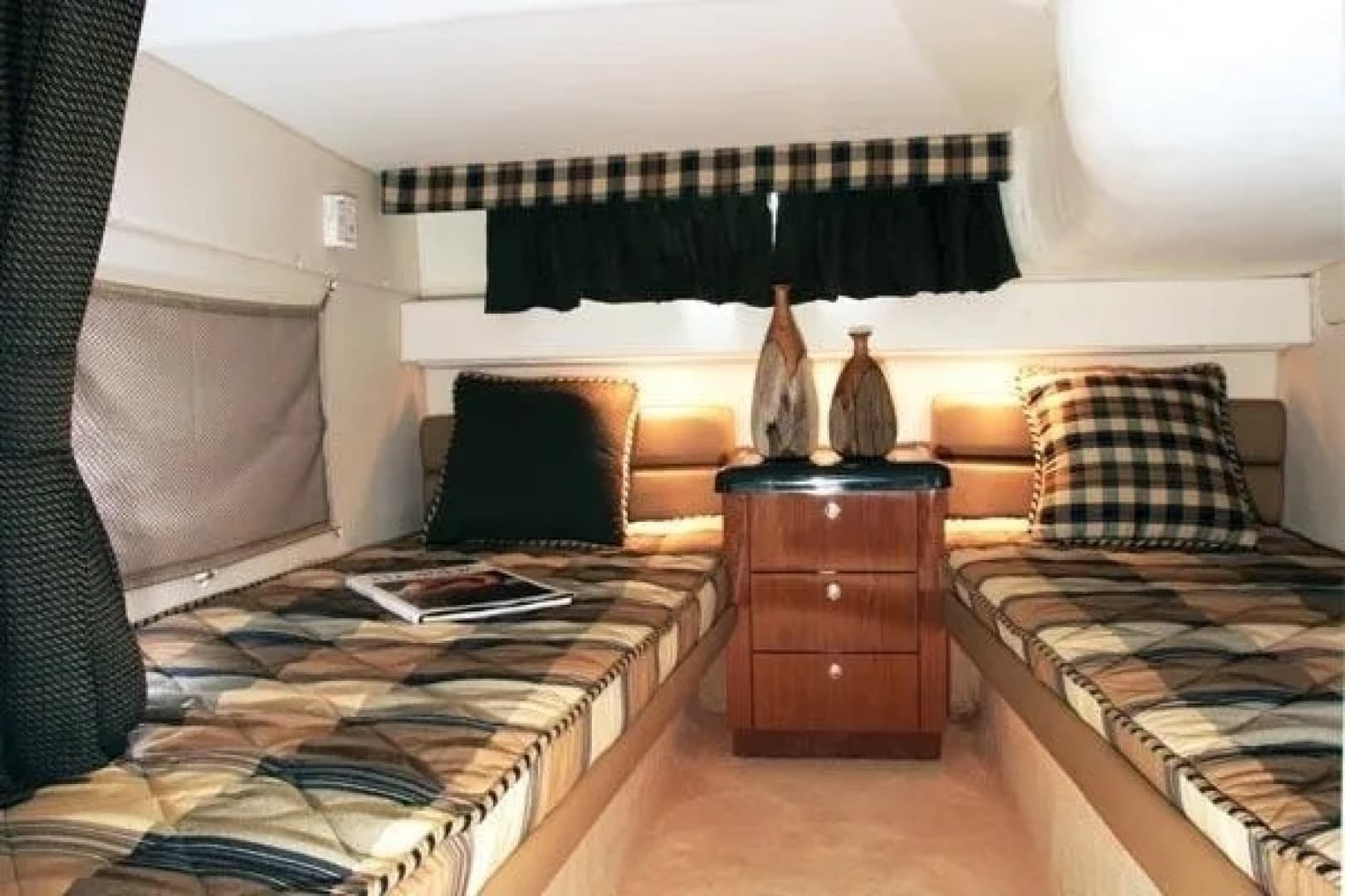 2005 Monterey 322 Cruiser - Image 11
