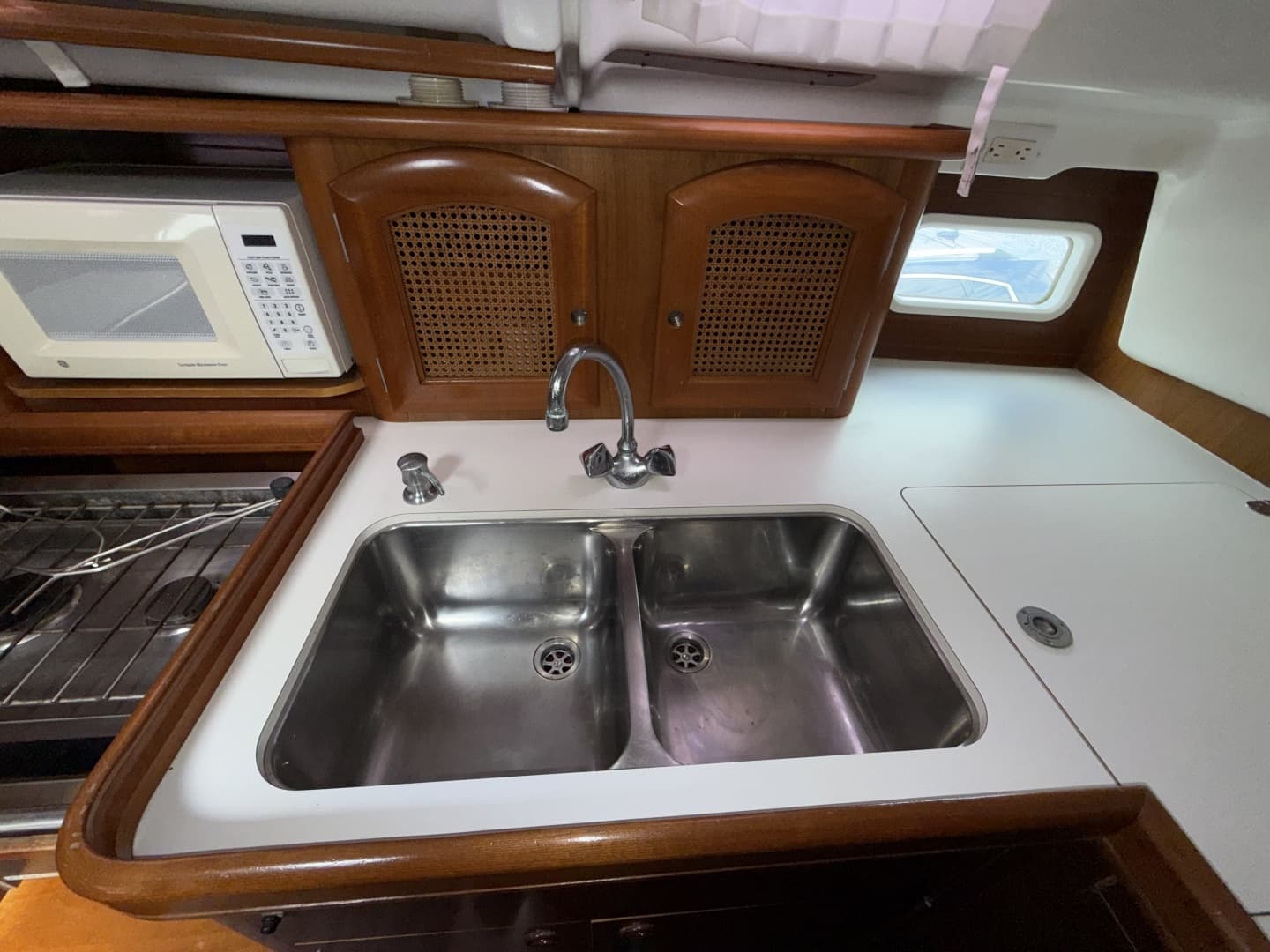 1998 Beneteau 411 - Image 11