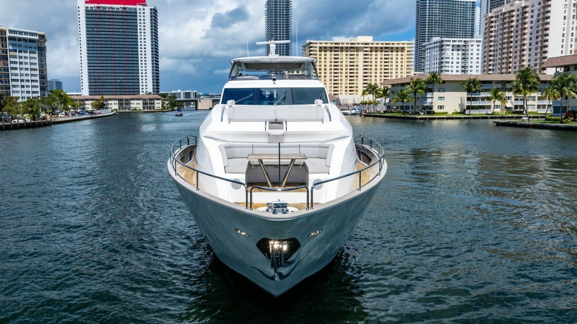 2019 Sunseeker 95 Motor Yacht - Image 3