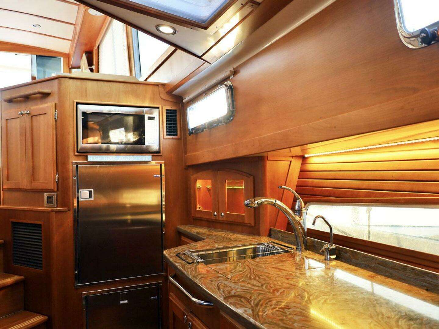 2018 Sabre 48 Flybridge Sedan - Image 12