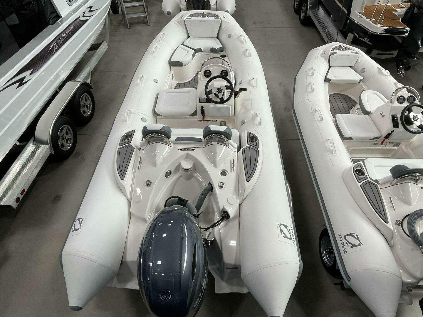 2025 Zodiac Yachtline 490 Deluxe NEO - Image 11