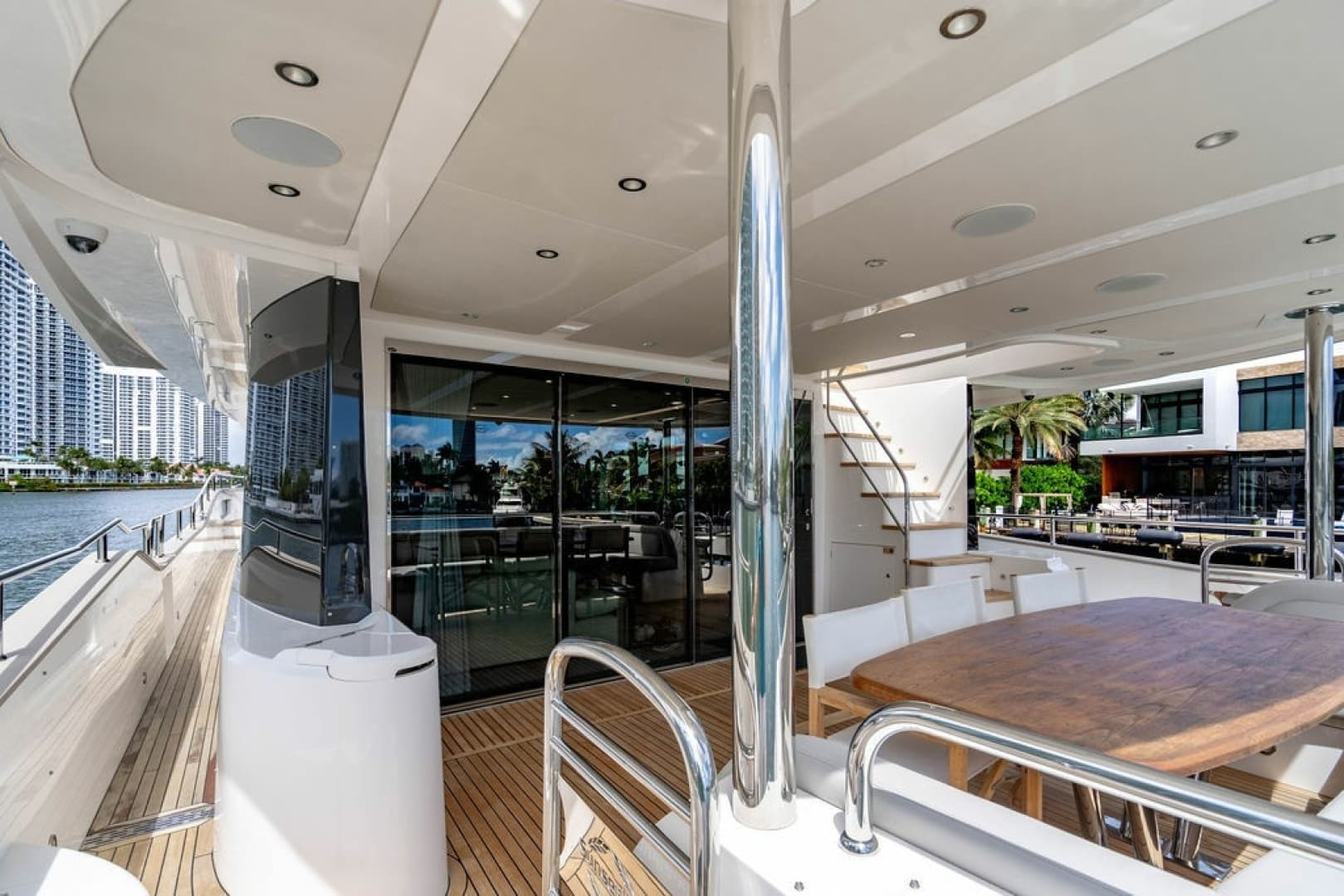2019 Sunseeker 95 Motor Yacht - Image 11