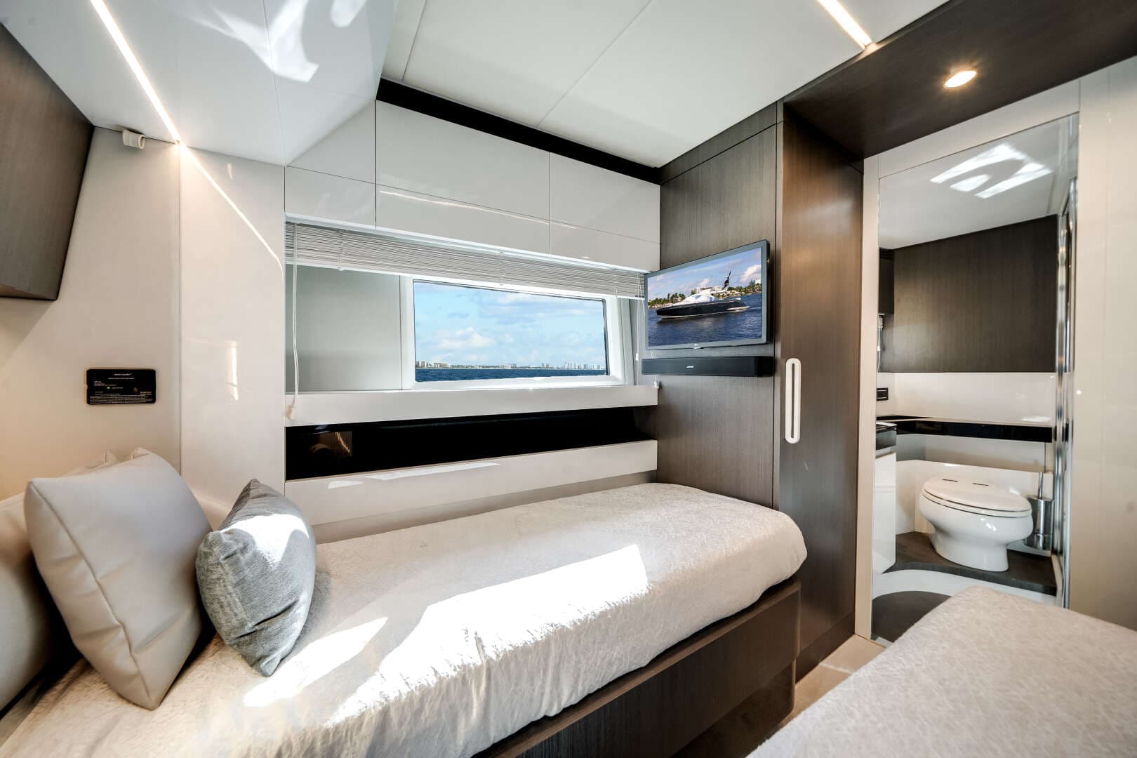 2022 Azimut S7 - Image 24