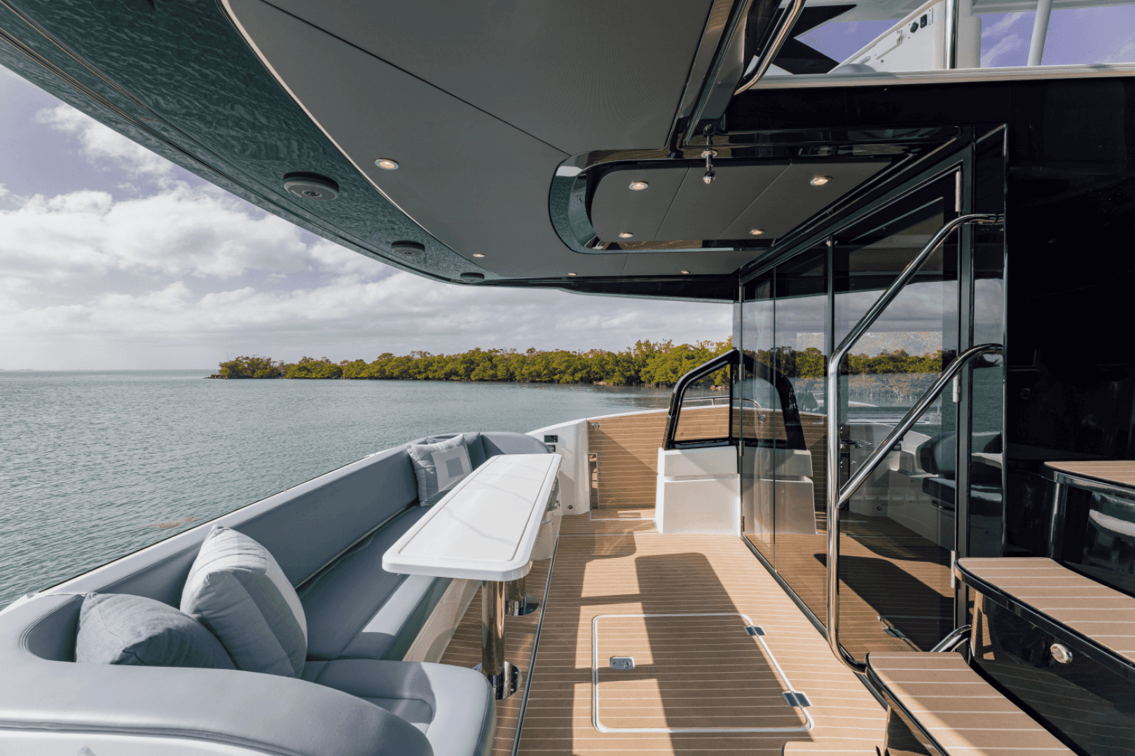 2026 Cruisers Yachts 57 FLY - Image 38