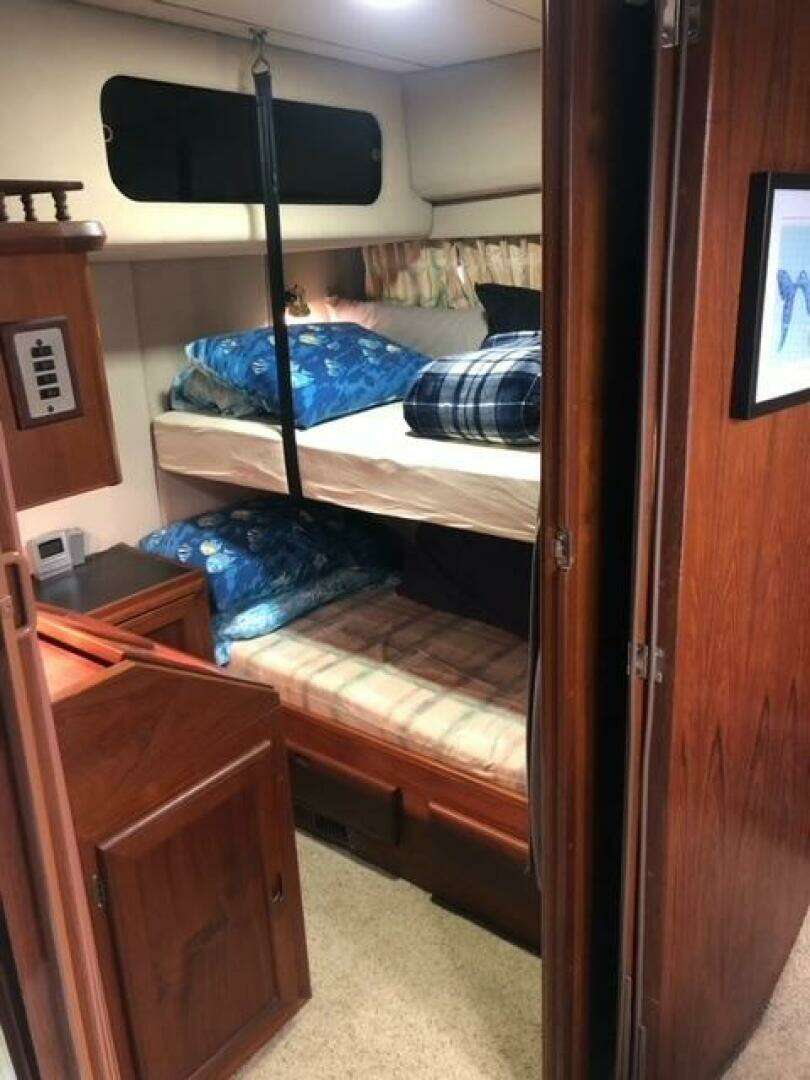 1985 Bayliner 4550 Motoryacht - Image 30